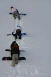 Snowboarder beim Aufstieg