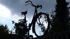 Altes Fahrrad im Gegenlicht