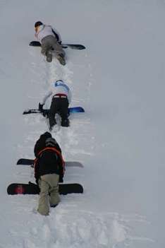 Snowboarder beim Aufstieg