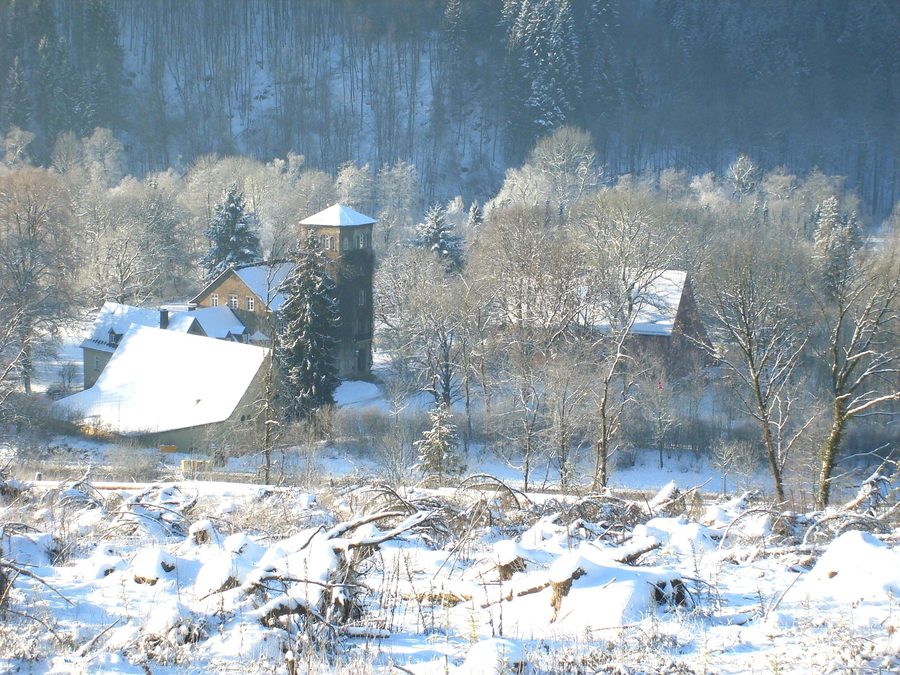 Haus Bamenohl mit verschneitem Gelände im Winter