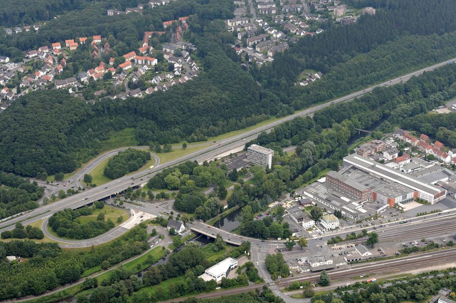 Luftaufnahme von Arnsberg-Neheim-Hüsten mit Ruhr, Rathaus und Bahnhof