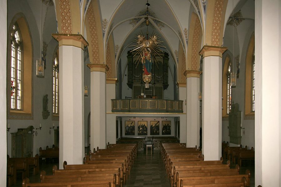 Orgel im Innenraum der St.-Walburga-Kirche in Meschede