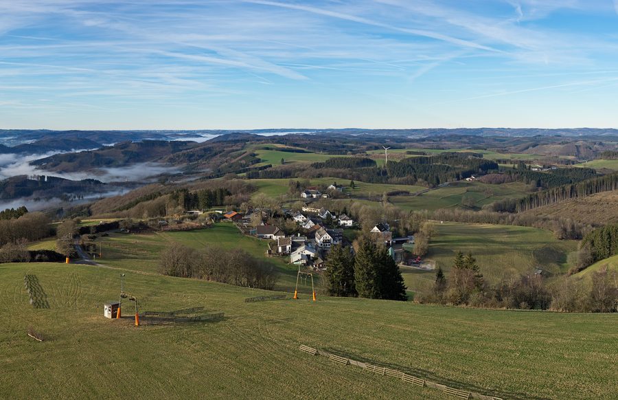 Blick vom Aussichtsturm auf dem Schomberg über Wildewiese und das Sauerland
