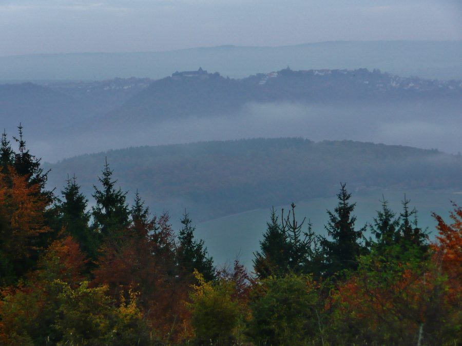 Blick vom Ederseeweg durch den Kellerwald in Richtung Waldeck und Schloss Waldeck