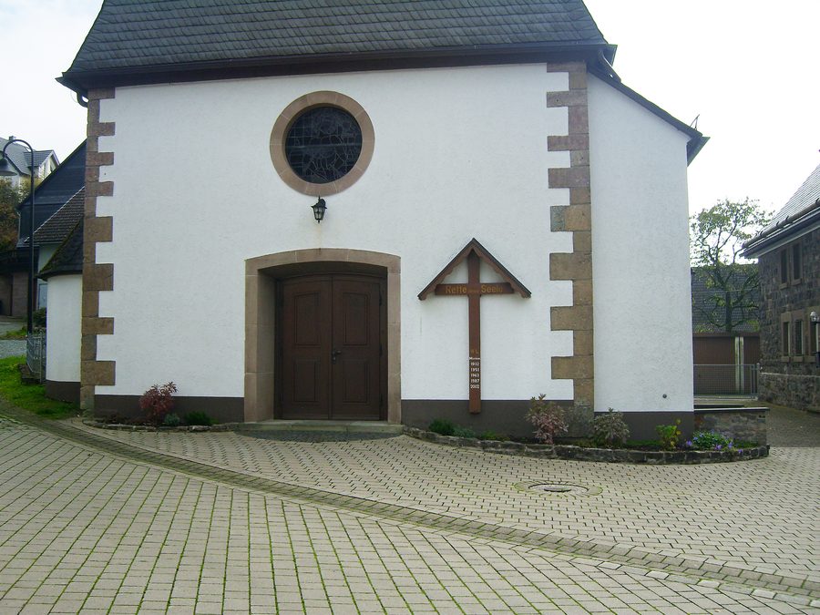 Außenansicht der Kirche Sankt Nikolaus in Medebach-Referinghausen