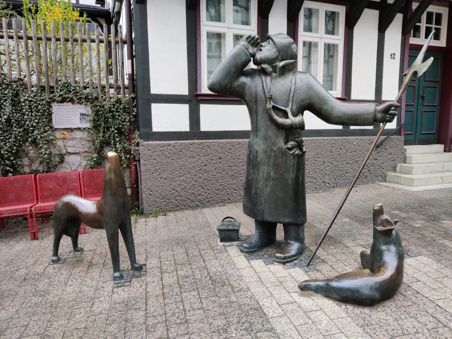Bronzeskulptur eines Nachtwächters mit Hund und Welpen in der Korbacher Altstadt