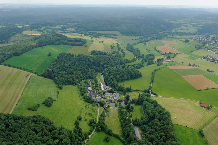 Schloss Körtlinghausen mit einem Teil von Kallenhardt aus der Luft