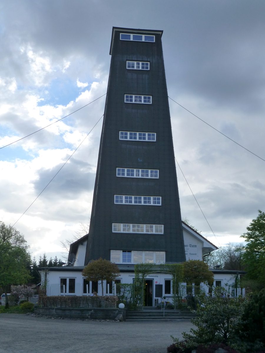 Rhein-Weser-Turm bei Kirchhundem in bewaldeter Berglandschaft
