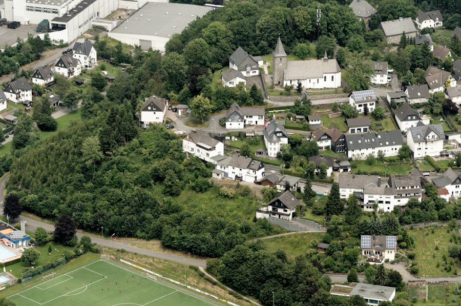 Historischer Ortskern von Meschede-Grevenstein mit der Kirche St. Antonius Einsiedler und der Veltinsbrauerei