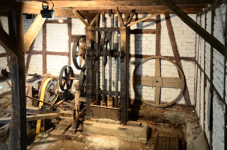 Pochwerk der Knochenmühle Fretter während des Betriebs