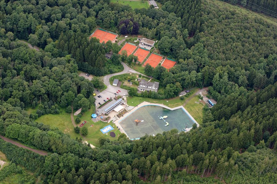 Luftaufnahme des Freizeitbads Herpine in Halver mit Tennisplätzen und bewaldeter Umgebung