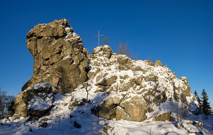 Der Feldstein der Bruchhauser Steine im winterlichen Sauerland