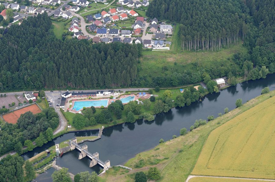 Freibad und Stauwerk an der Ruhr bei Wickede (Ruhr)