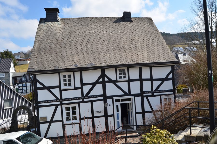 Ehemaliges Schulgebäude und Geburtshaus von Friedrich Wilhelm Grimme in Assinghausen