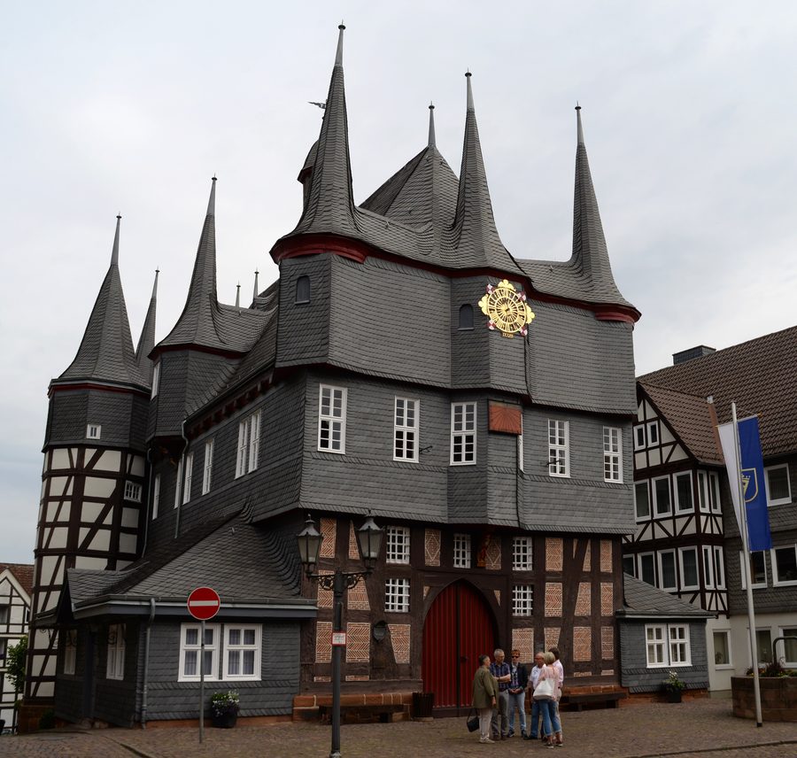 Historisches Rathaus mit Fachwerkfassaden in Frankenberg (Eder)