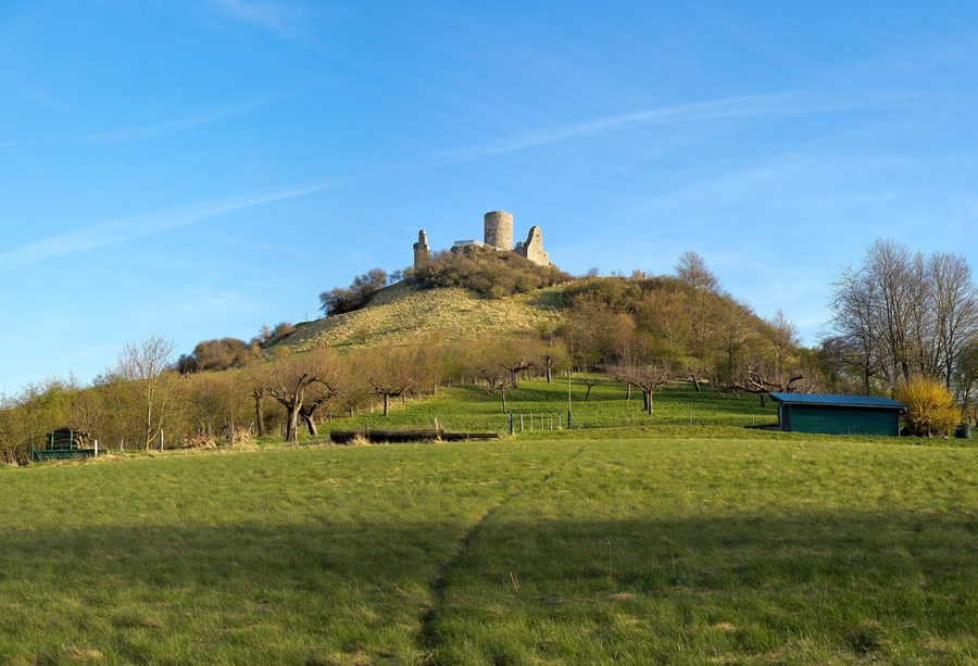 Der Desenberg mit der Burgruine bei Warburg von Norden gesehen