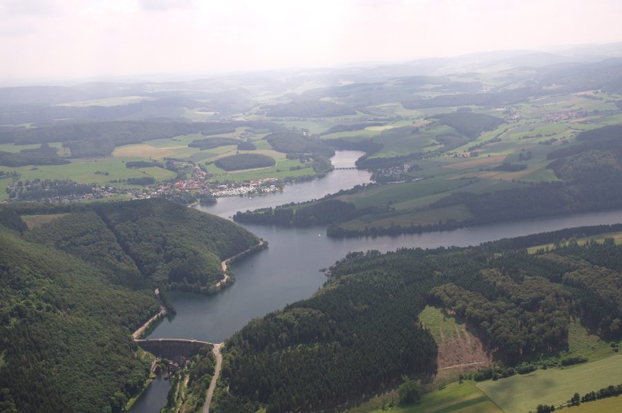Luftaufnahme des Diemelsees im Naturpark Diemelsee