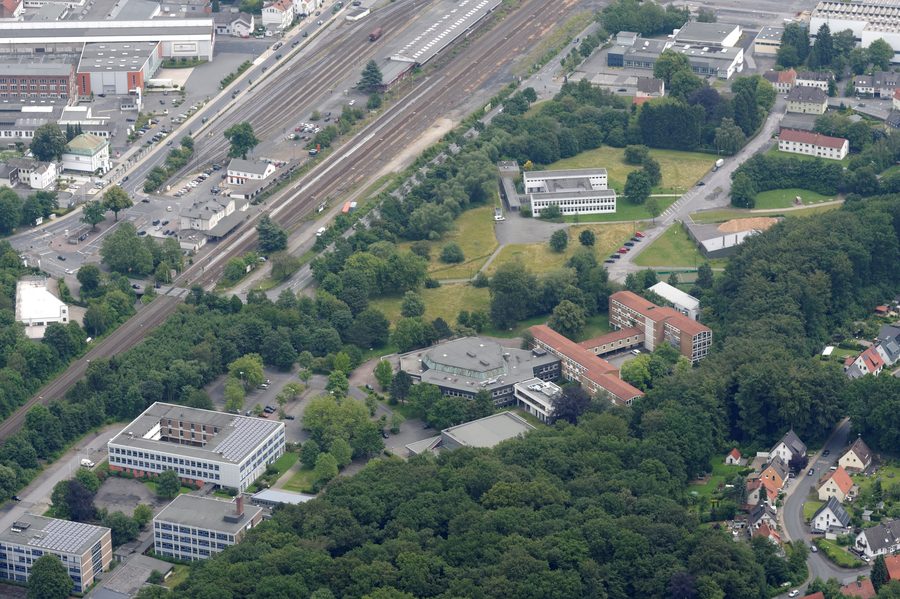 Bahnhof Neheim-Hüsten mit Bahnstrecke und umliegenden Gebäuden