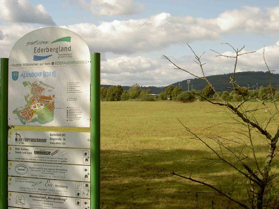 Ederauenradweg entlang der Eder bei Allendorf