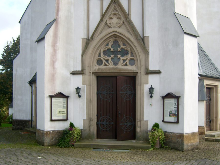 Außenansicht der Pfarrkirche St. Johannes-Baptist in Düdinghausen bei Medebach