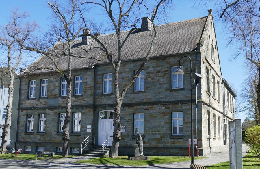 Alte Schule mit Anröchter Steinmuseum an der Hauptstraße