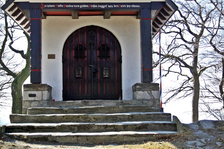 Portalansicht der Borbergskapelle auf dem Borberg bei Brilon