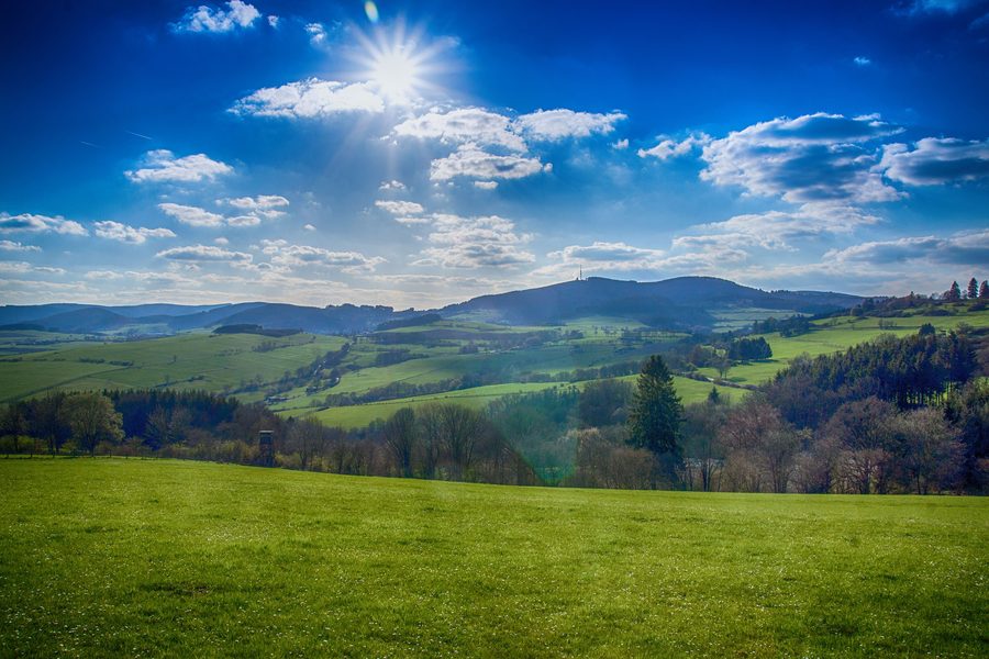 Blick von Hallenberg auf das Hallenberger Hügelland und den Hallenberger Wald