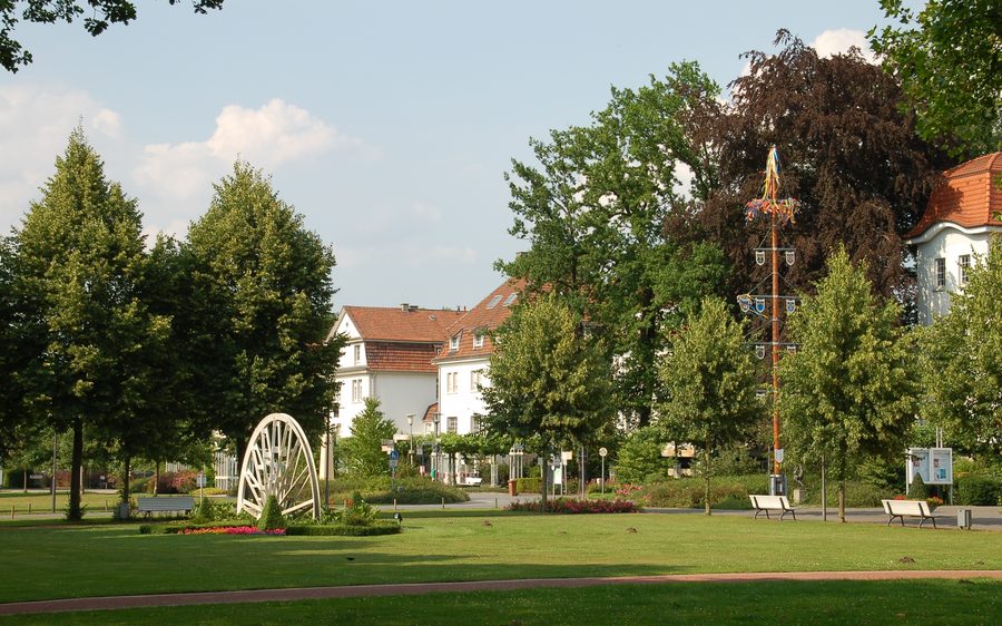 Kurpark Bad Waldliesborn mit Bäumen und Wegen