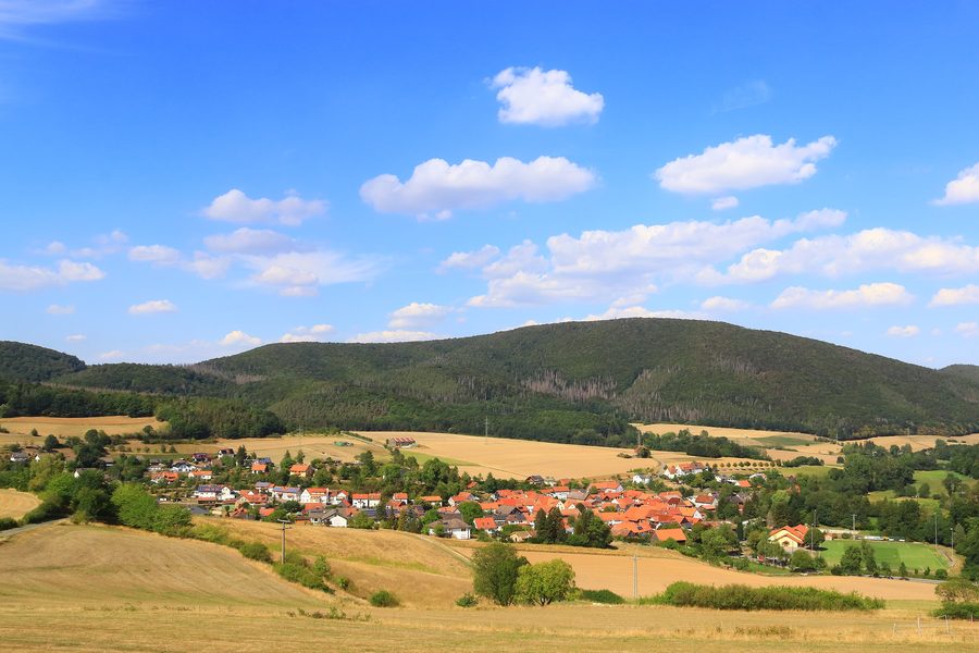 Edertal-Gellershausen mit dem Dicken Kopf im Hintergrund