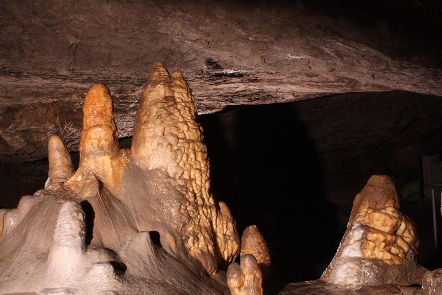 Tropfsteine im Besucherteil der Heinrichshöhle in Hemer