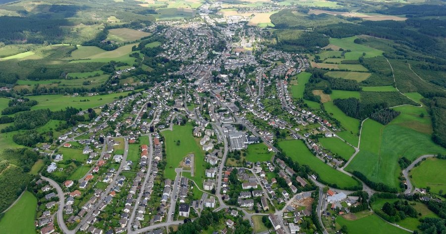 Luftaufnahme von Neuenrade mit Wald- und Freiflächen im Sauerland, Blick Richtung Nordosten