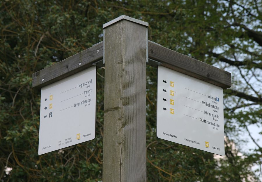 Wegweiser des Sauerland-Höhenflugs auf dem Kohlberg in Altena