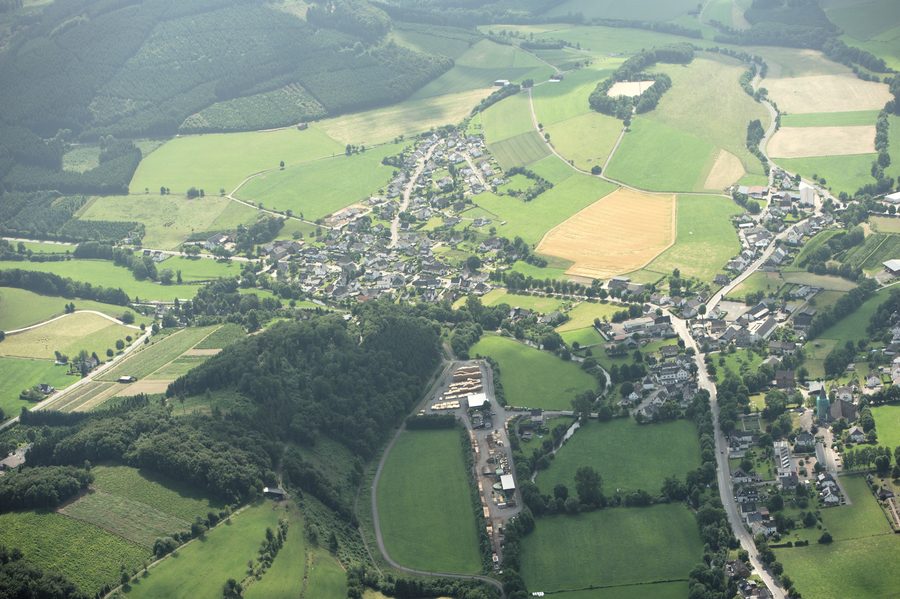 Luftaufnahme von Berge mit Oberberge im Hintergrund im Sauerland