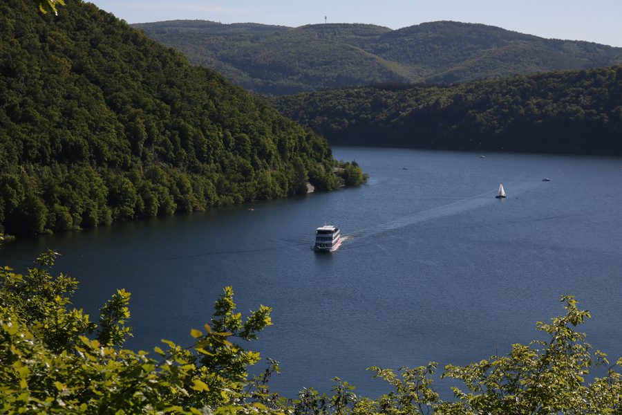 Schiff auf dem Edersee vor den bewaldeten Hängen des Kellerwaldes