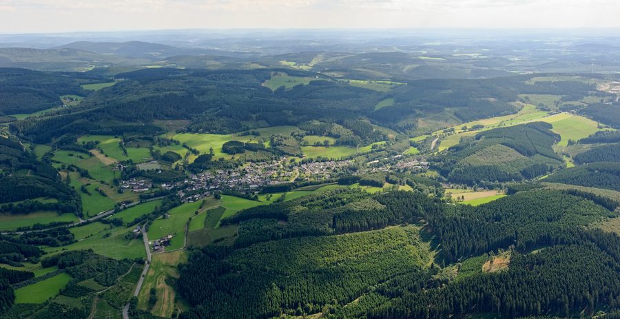 Luftaufnahme von Oberveischede im Sauerland mit Bundesstraße 55 und Landesstraße 880
