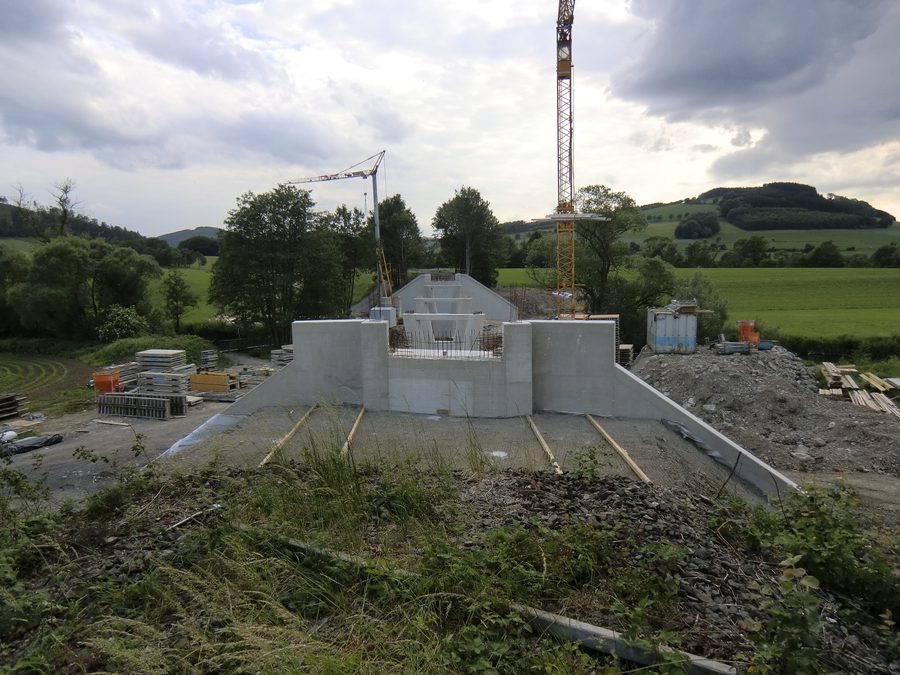 Im Bau befindliche neue Ruhrbrücke südwestlich von Wennemen am SauerlandRadring