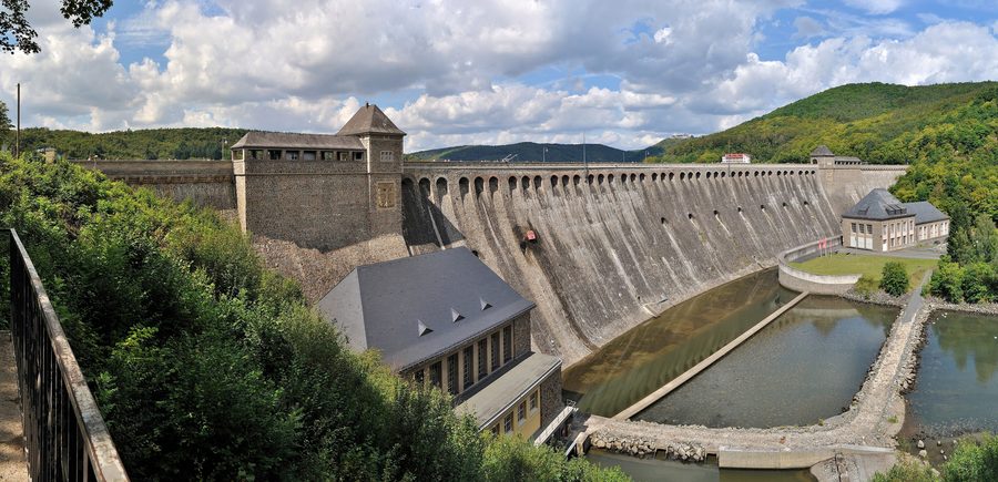 Edersee-Staumauer in Edertal von der Südostseite