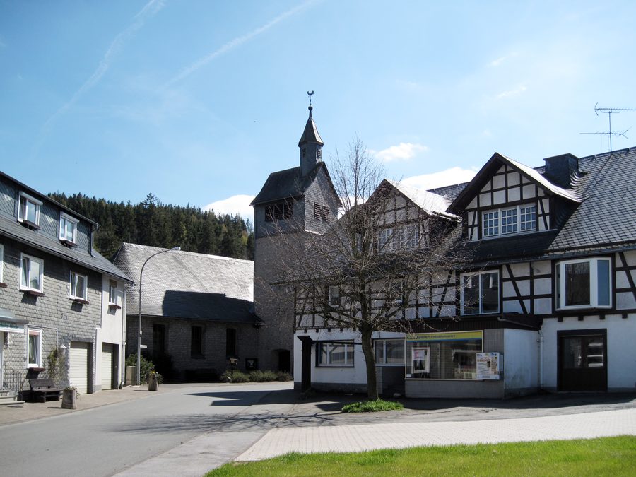 Außenansicht der Lichterkirche am Weg in Rattlar