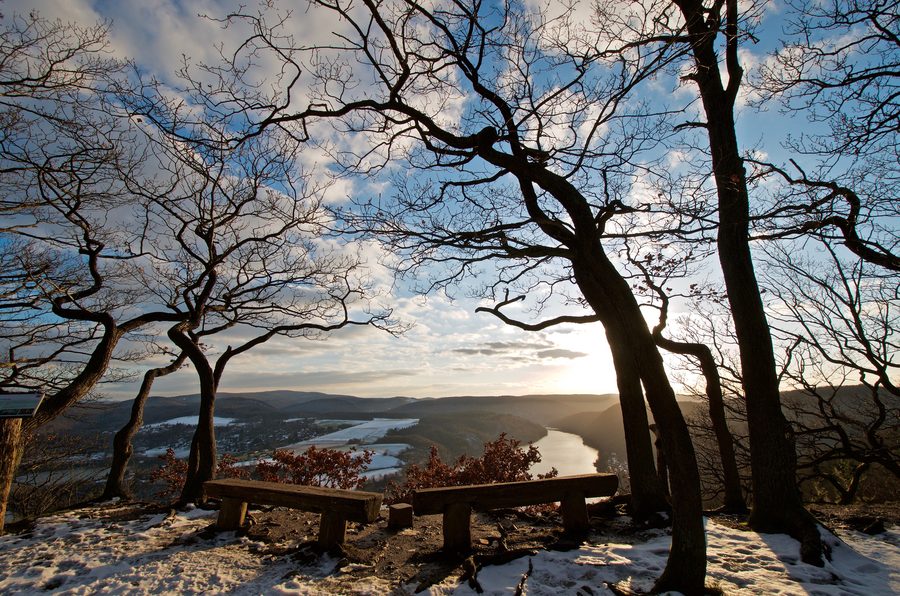 Blick vom Kahlen Hardt über den Edersee mit Uferlandschaft im Hintergrund