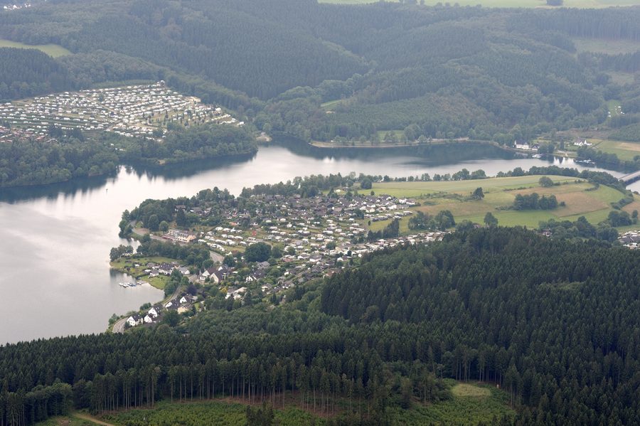 Luftaufnahme der Listertalsperre bei Meinerzhagen-Windebruch mit Campingplatz und umliegender Landschaft