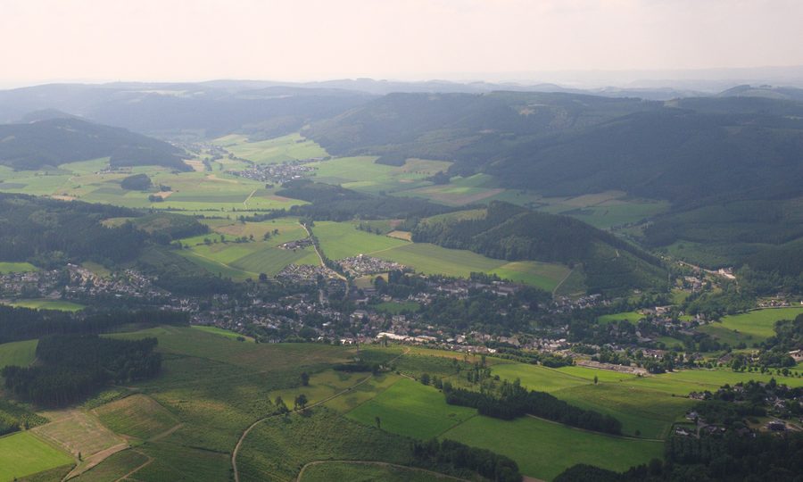 Luftaufnahme von Eslohe im Sauerland mit bewaldeten Hügeln und Tälern