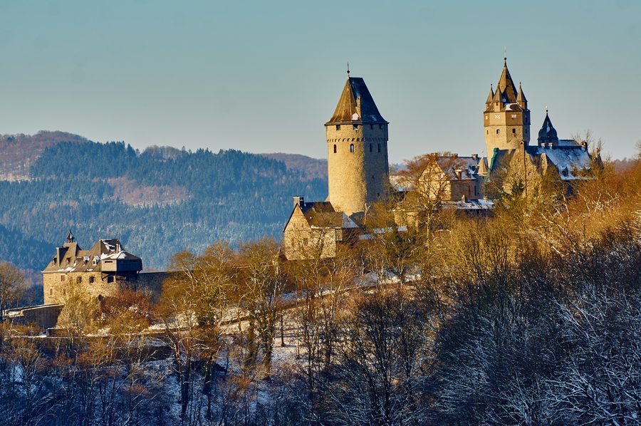 Burg Altena auf einem bewaldeten Höhenzug in Altena