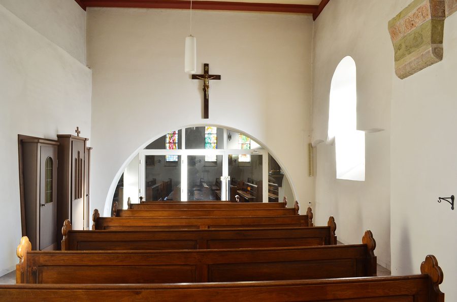 Blick von der alten in die neue Kirche St. Mariä-Heimsuchung in Hoppecke
