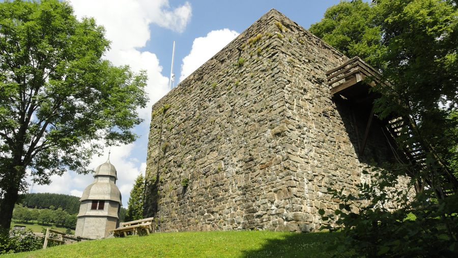 Burgruine Rappelstein in Schmallenberg-Nordenau über der Kirche St. Hubertus
