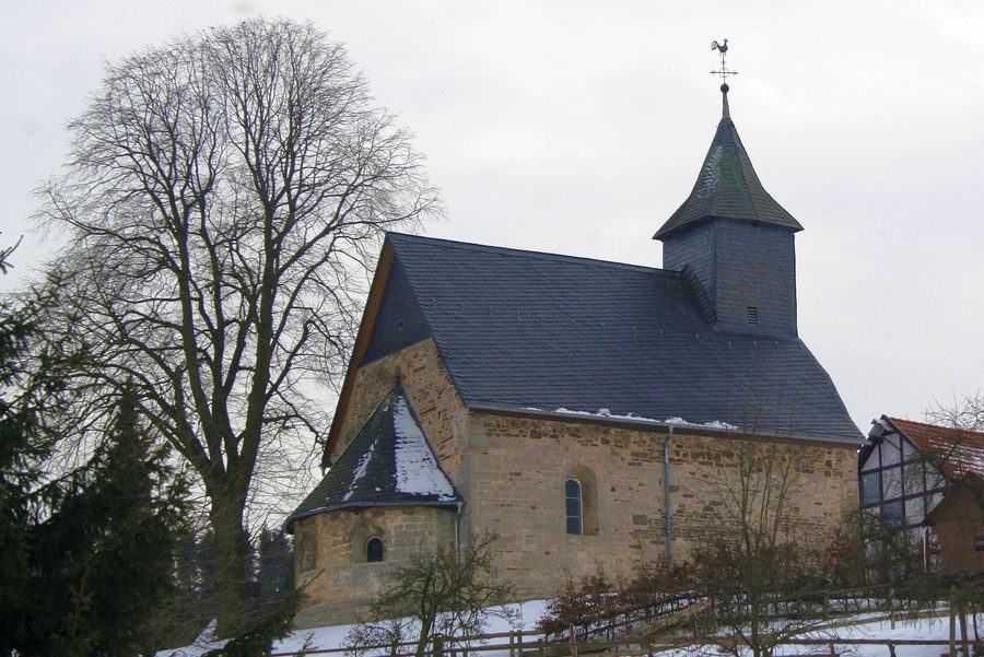 Außenansicht der romanischen St.-Georgs-Kirche in Schweinsbühl