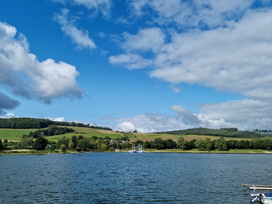 Diemelsee bei Heringhausen mit bewaldeten Hängen
