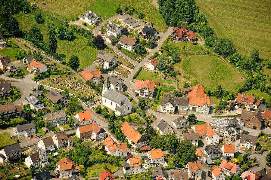 St.-Vitus-Kirche in Bontkirchen aus der Luft