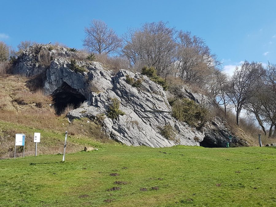 Großer und kleiner Höhleneingang des Hohlen Steins bei Kallenhardt