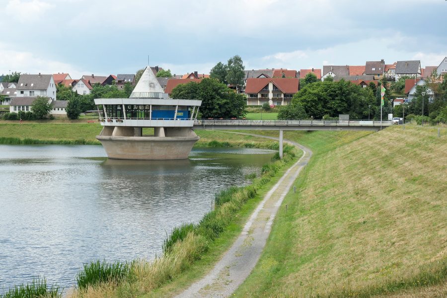 Twistesee bei Bad Arolsen mit Damm und Café