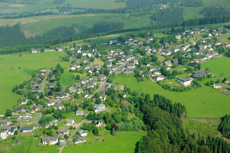 Luftaufnahme von Langewiese im Sauerland mit Blick über den Ort und die umgebende Hochlandschaft